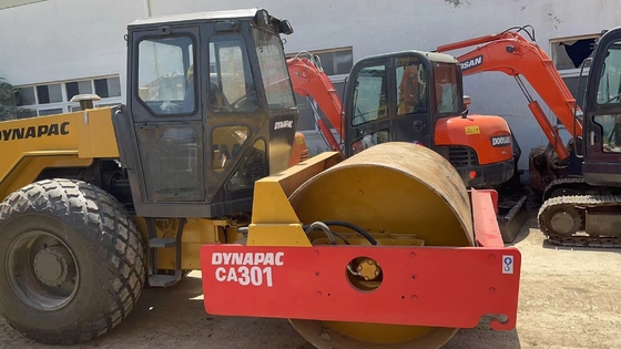 日本から15トンのDynapac CA301 オリジナルペイントとHINOエンジンを搭載した古製道路ローラー