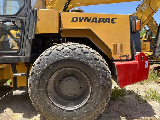 日本から15トンのDynapac CA301 オリジナルペイントとHINOエンジンを搭載した古製道路ローラー