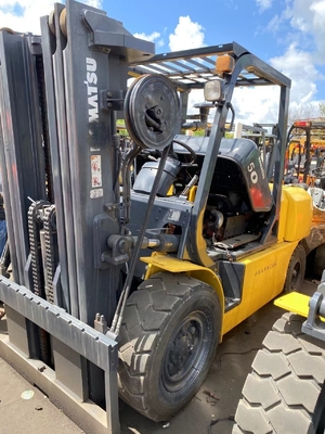 ほぼ5トンのKOMATSU FD50 FD35 FD40 FD45 EPAエンジン 46KWのパワーを持つ水力フォークリフト