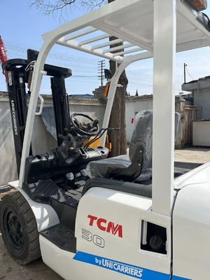 TCM 3トン 余分なボケの容量と3000kgの機械重量を持つ使用フォークリフト