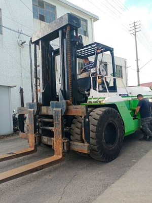 重荷フォークリフト コマツー FD240 倉庫コンテナ 耐久性のために使用フォークリフトトラック
