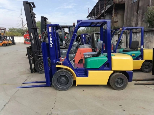 日本から3トンの小型フォークリフトのコマツーFD30 中古 優れた労働条件