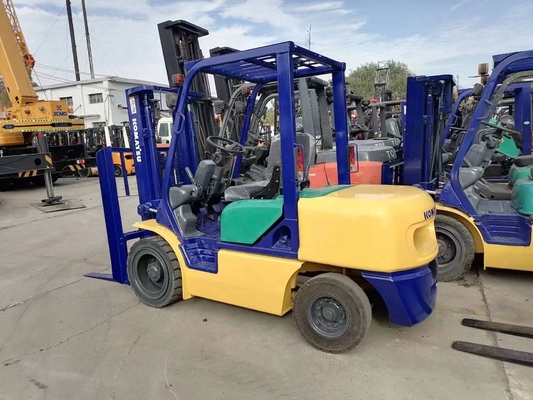 日本から3トンの小型フォークリフトのコマツーFD30 中古 優れた労働条件