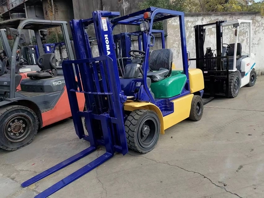 日本から3トンの小型フォークリフトのコマツーFD30 中古 優れた労働条件
