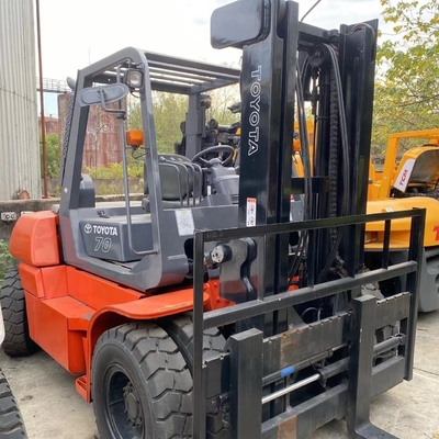 日本製 7トンのディーゼルエンジンフォークリフト トヨタ FD70 倉庫コンテナ 中古