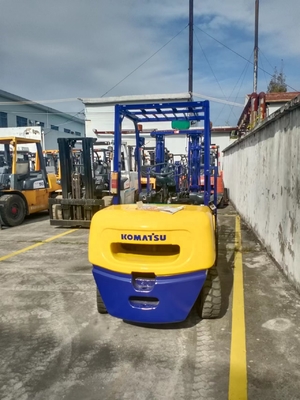 KOMATSU FD30 3トンのフォークリフト 倉庫コンテナ用ミニパレットリフティングトラック