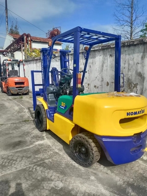 KOMATSU FD30 3トンのフォークリフト 倉庫コンテナ用ミニパレットリフティングトラック