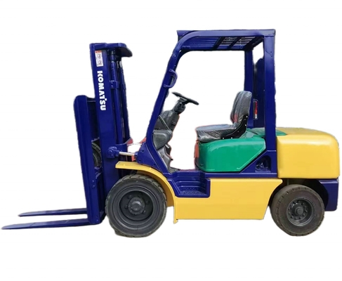 KOMATSU FD30 3トンのフォークリフト トラック 手動操作とホットサルの良いパフォーマンス