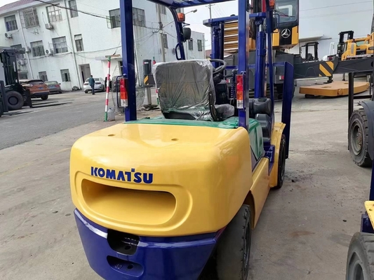KOMATSU FD30 3トンのフォークリフト トラック 手動操作とホットサルの良いパフォーマンス