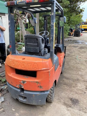 中古ディーゼルパワー トヨタ FD15 ミニフォークリフト トラック 優れた作業状態 1.5 トン