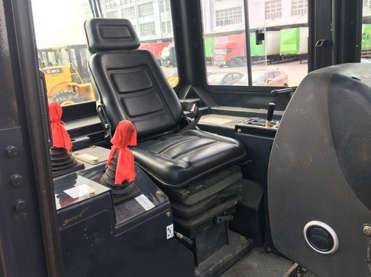 山を押すのに使われた水力大型ブルドーザーSD22