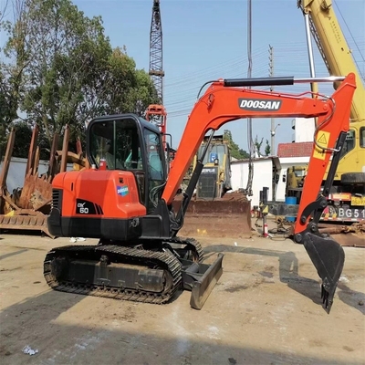 上海で手頃な価格で使った Doosan Dx60 6トンのクローラール掘削機 素晴らしい状態
