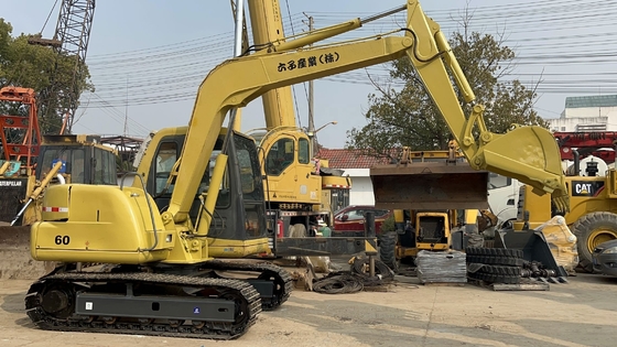 日本 6トンのクローラー KOMATSU PC60 掘削機 中古 移動機械 ミニ掘削機