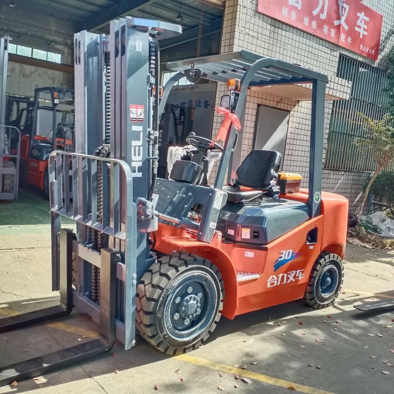 3トンのフォークリフト FD30 3マスト オートマティック/マニュアル 日本ヘリコプター